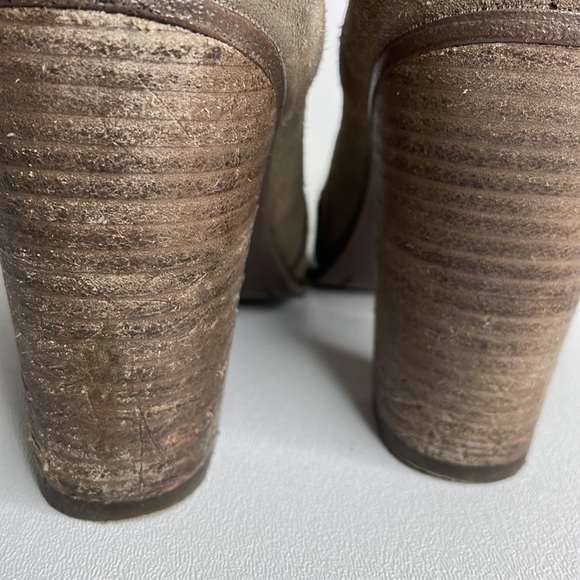 Vince Camuto Suede Laser Cut Ankle Booties Grey Wooden Heel Perforated Size 9 - Picture 10 of 16